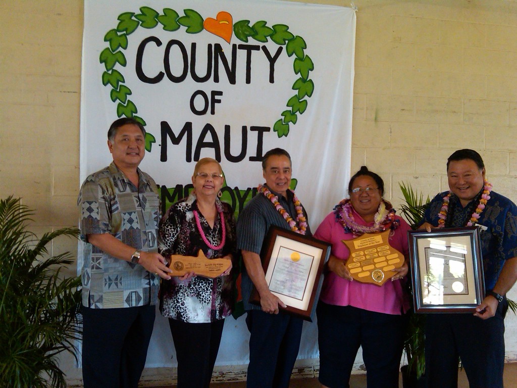 Left to right: Council members Riki Hokama and Gladys Baisa, Council Chair Danny Mateo, Employee of the Year Rachelle Ing-Kupau and Mayor Alan Arakawa. Photo courtesy Janice Shishido.